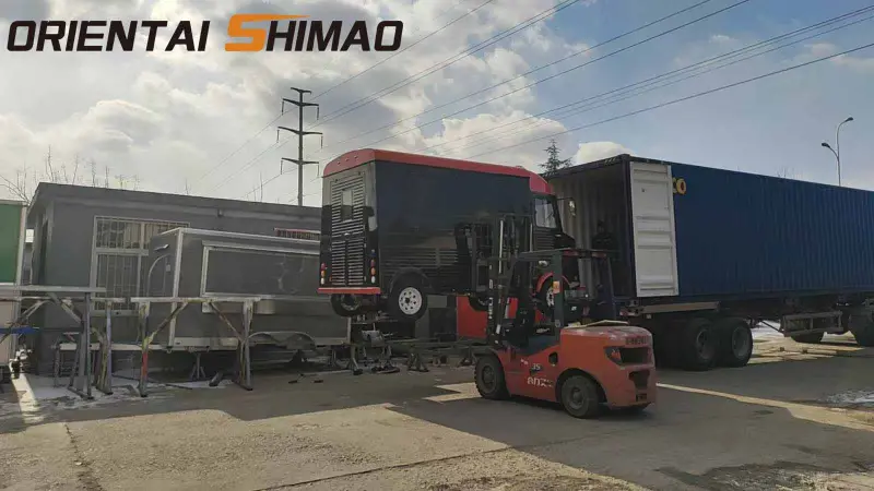 Profesjonalny proces załadunku kontenerów zapewnia bezpieczną globalną dostawę Citroena Food Trucka